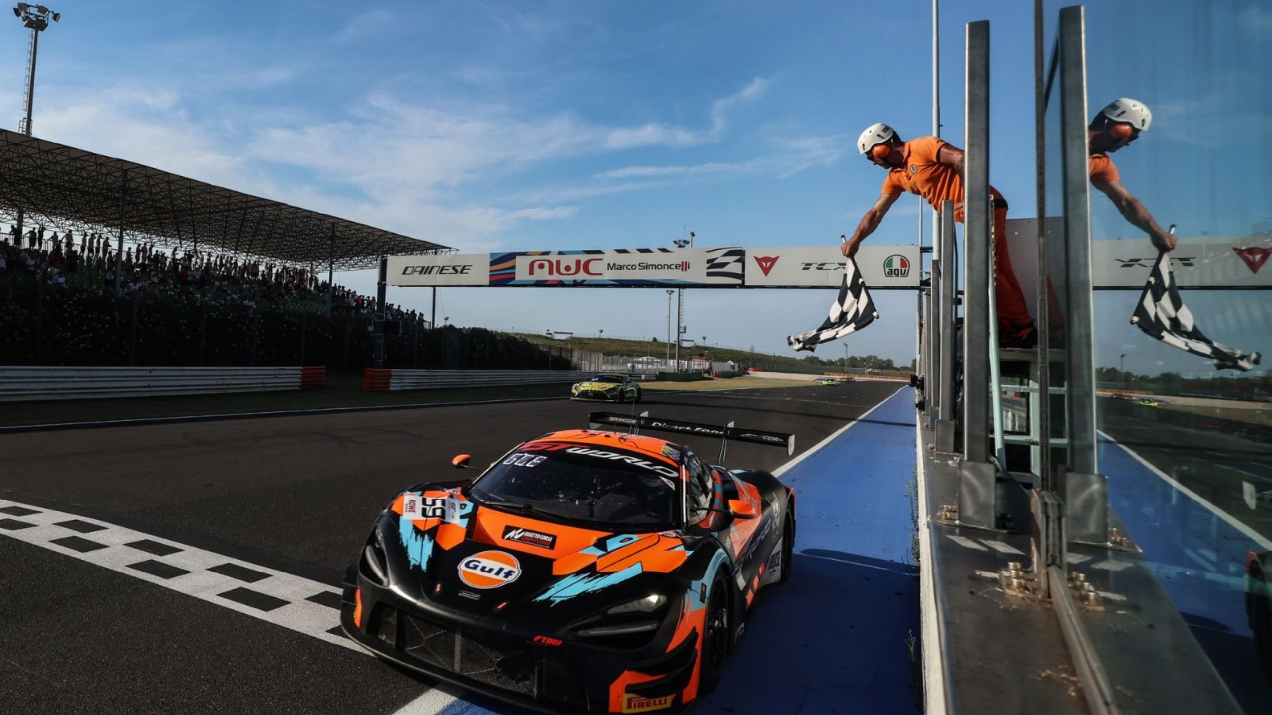 开云体育入口-迈凯伦横扫梅赛德斯，塞恩斯点燃赛场