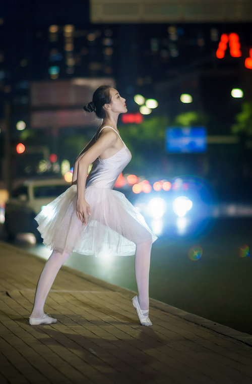 死亡之组唯一悬念告破,富安健洋右翼风暴摧毁塞维利亚铁壁,洪都拉斯裁判吹响终结哨